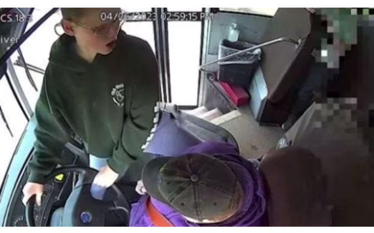 13 настай хүү жолоодлогогүй болсон сургуулийн автобусыг зогсоож чаджээ