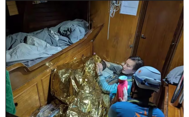 Газар дундын тэнгист осолдсон усан онгоцноос 11 настай охин амьд үлджээ