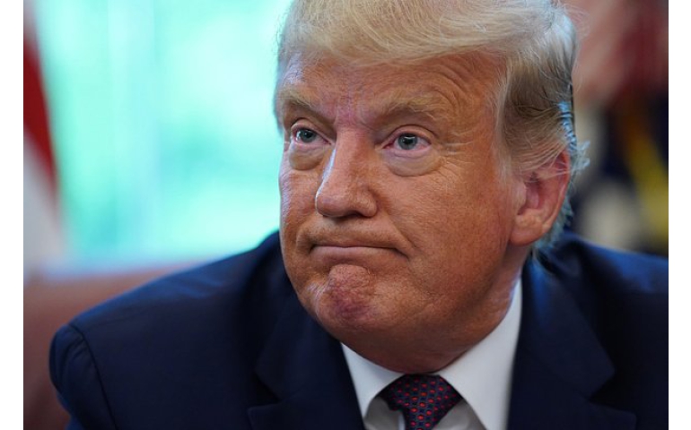 Д.Трамп Катараас 400 сая долларын бэлэг авах болсныг сөрөг хүчин эсэргүүцэв