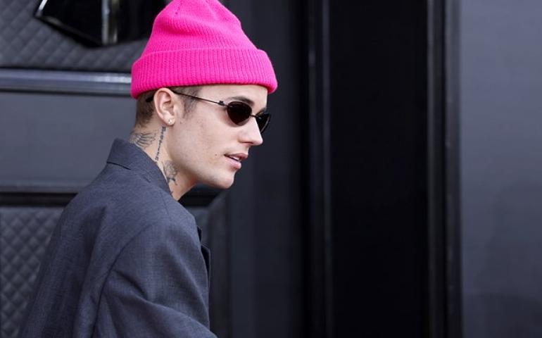 Дуучин Жастин Бибер хамгийн загварлаг эрэгтэйгээр шалгарав